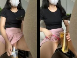 Mang đồ vô quán trà sữa nghịch sướng quá đái cả ra cốc