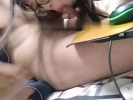 Sống cùng em sinh viên đang chơi game thì em lao vô bú mút